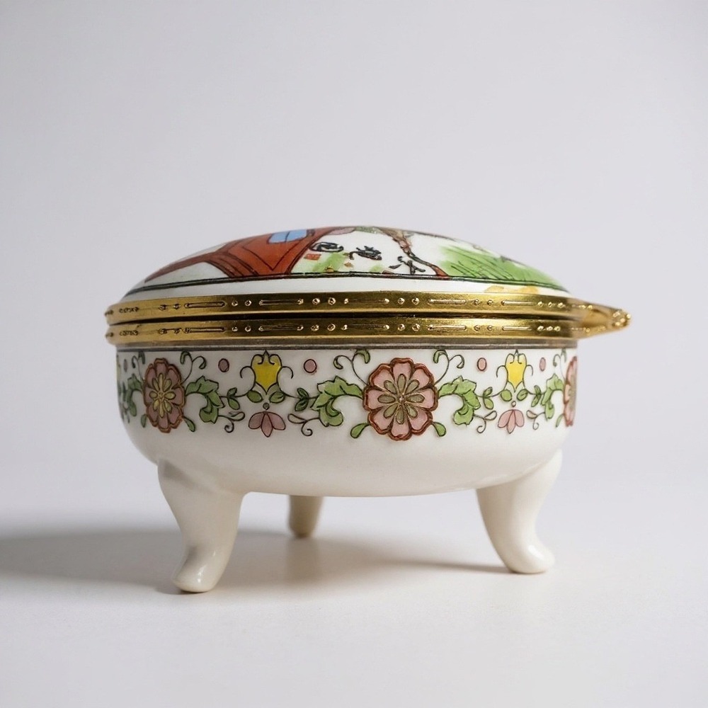 Vintage‎ Porcelain Trinket Box Footed Asian Scene Gold Trim Mirror Lid